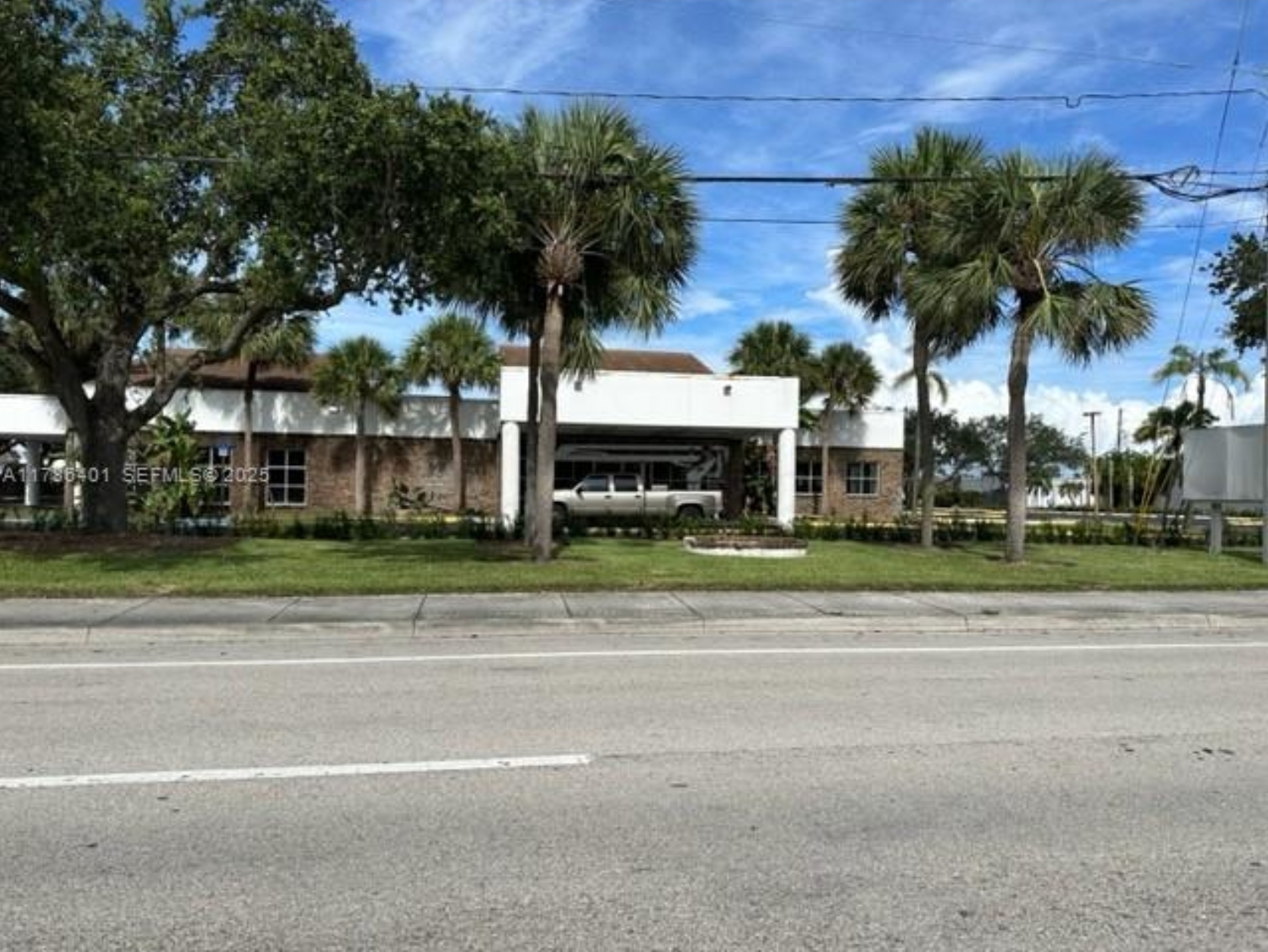 Medical building at 4650 N Dixie Hwy, Oakland Park
